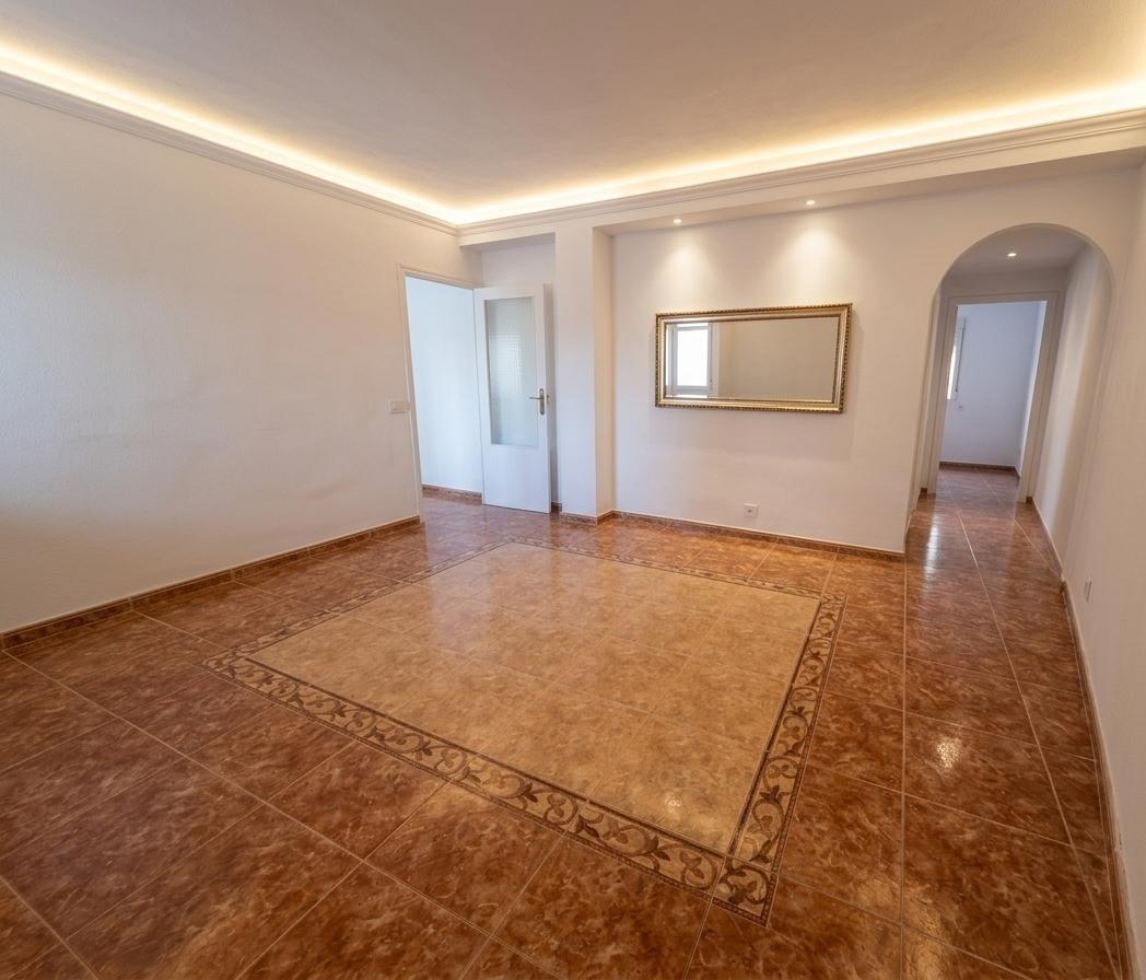 Piso en Venta con 3 habitaciones, salón, baño y patio de 40 m2 en Vía Carpetana, Madrid
