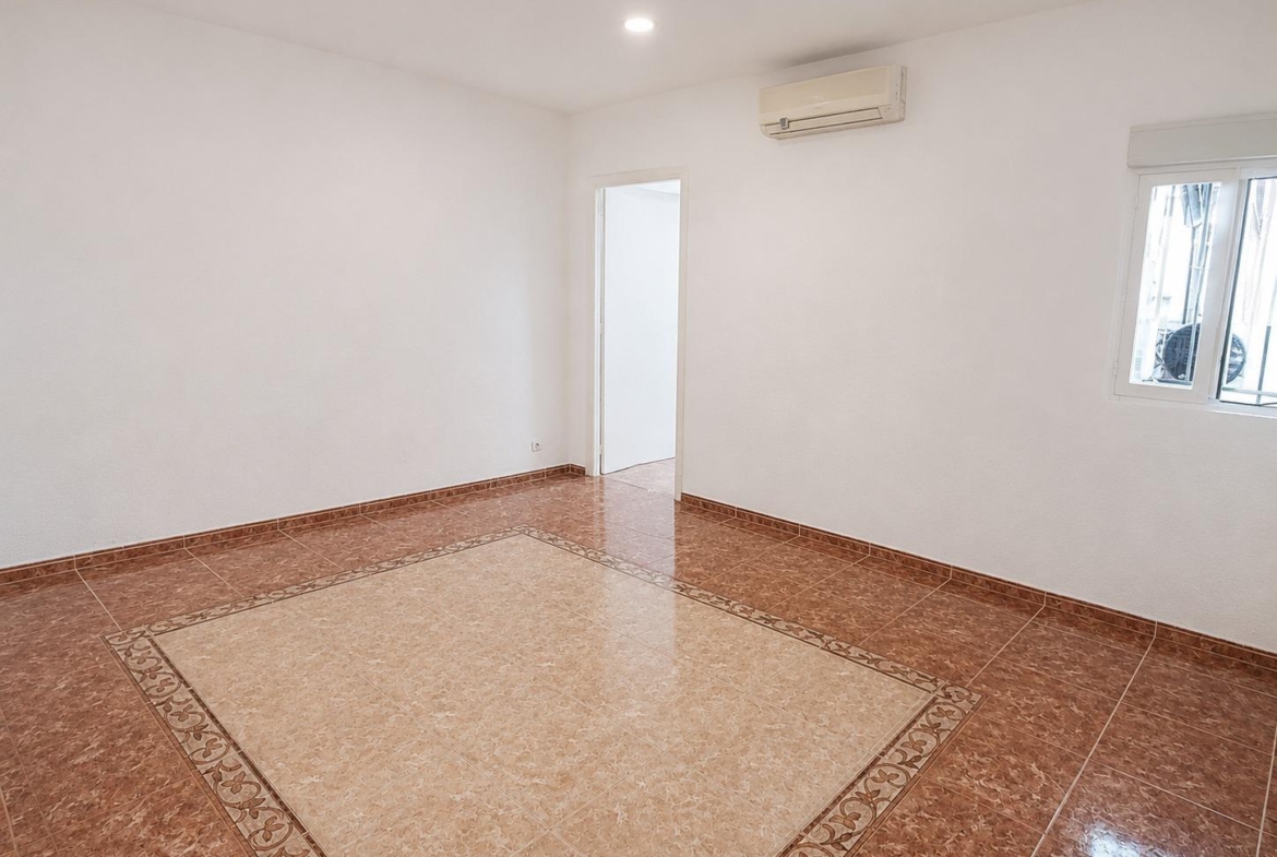 Piso en Venta con 3 habitaciones, salón, baño y patio de 40 m2 en Vía Carpetana, Madrid