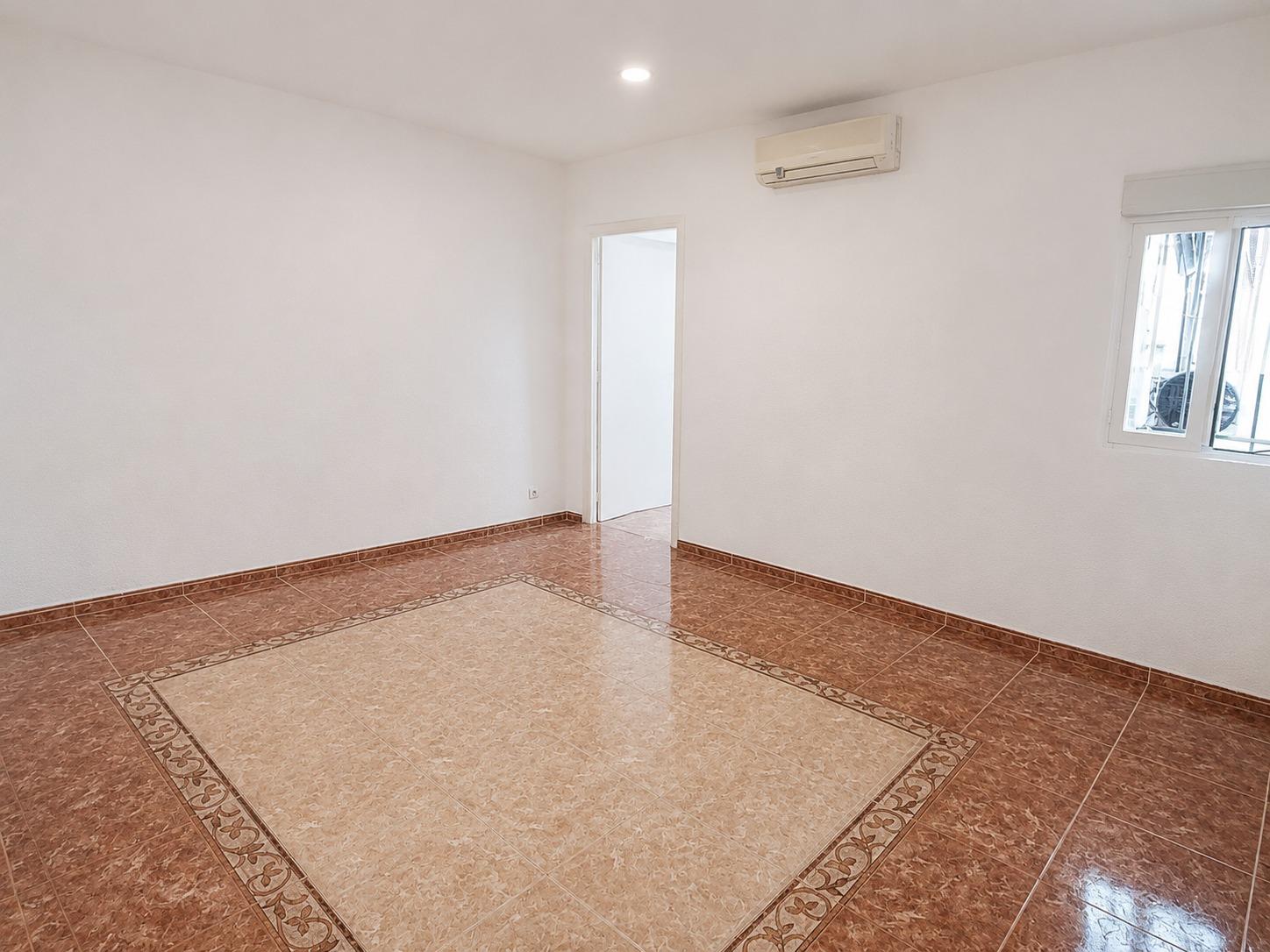 Piso en Venta con 3 habitaciones, salón, baño y patio de 40 m2 en Vía Carpetana, Madrid