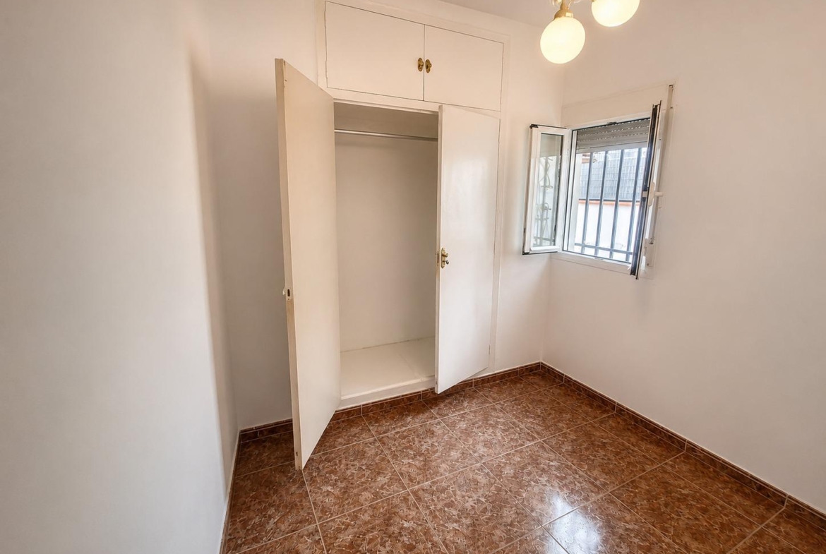 Piso en Venta con 3 habitaciones, salón, baño y patio de 40 m2 en Vía Carpetana, Madrid