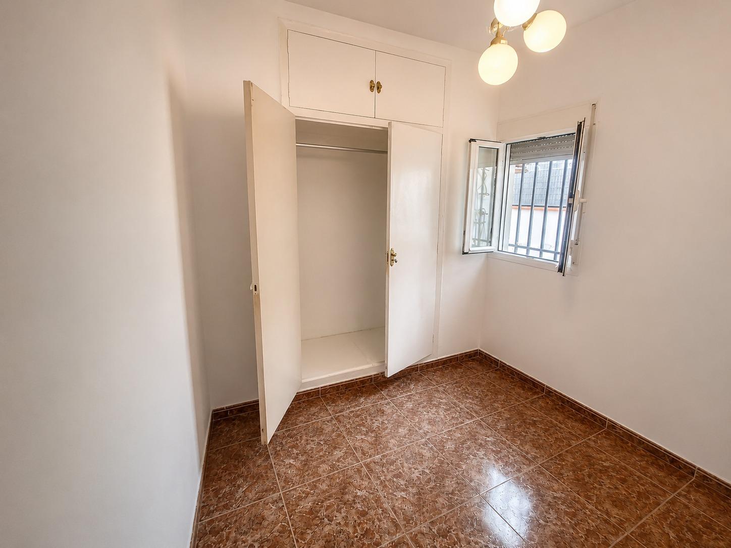 Piso en Venta con 3 habitaciones, salón, baño y patio de 40 m2 en Vía Carpetana, Madrid