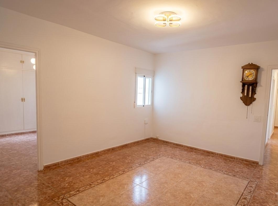 Piso en Venta con 3 habitaciones, salón, baño y patio de 40 m2 en Vía Carpetana, Madrid