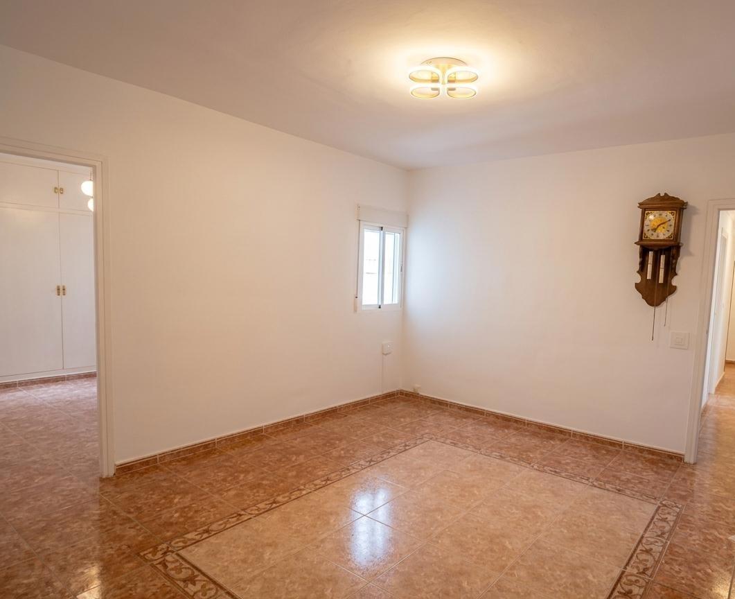 Piso en Venta con 3 habitaciones, salón, baño y patio de 40 m2 en Vía Carpetana, Madrid