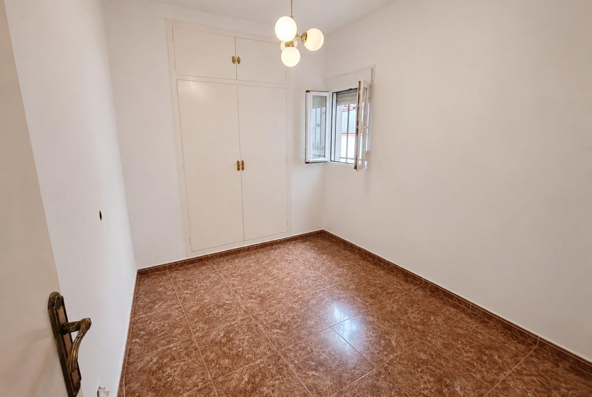Piso en Venta con 3 habitaciones, salón, baño y patio de 40 m2 en Vía Carpetana, Madrid