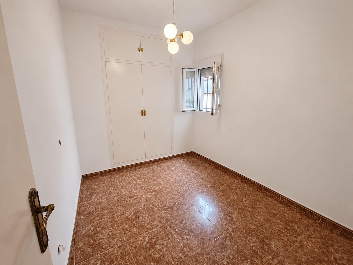 Piso en Venta con 3 habitaciones, salón, baño y patio de 40 m2 en Vía Carpetana, Madrid