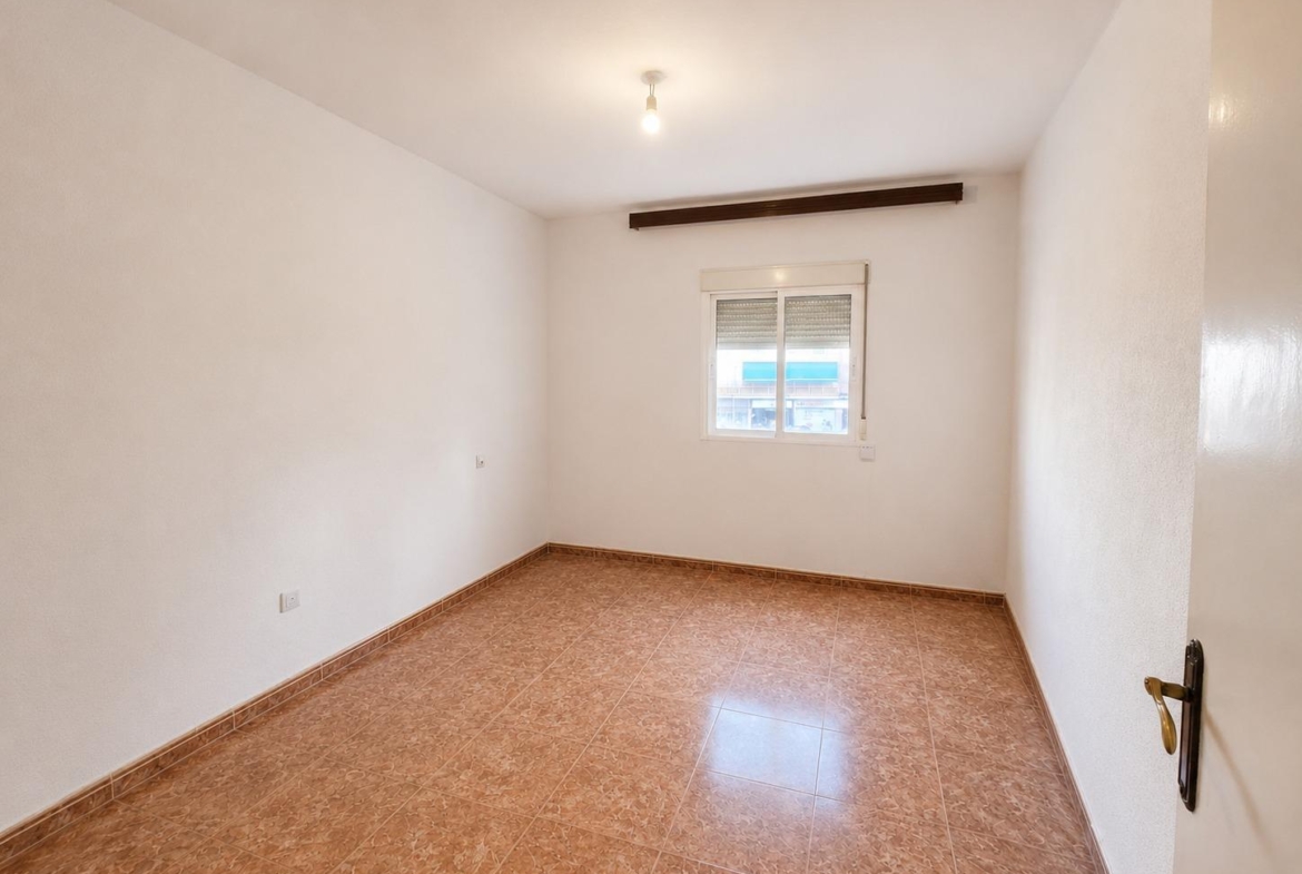 Piso en Venta con 3 habitaciones, salón, baño y patio de 40 m2 en Vía Carpetana, Madrid