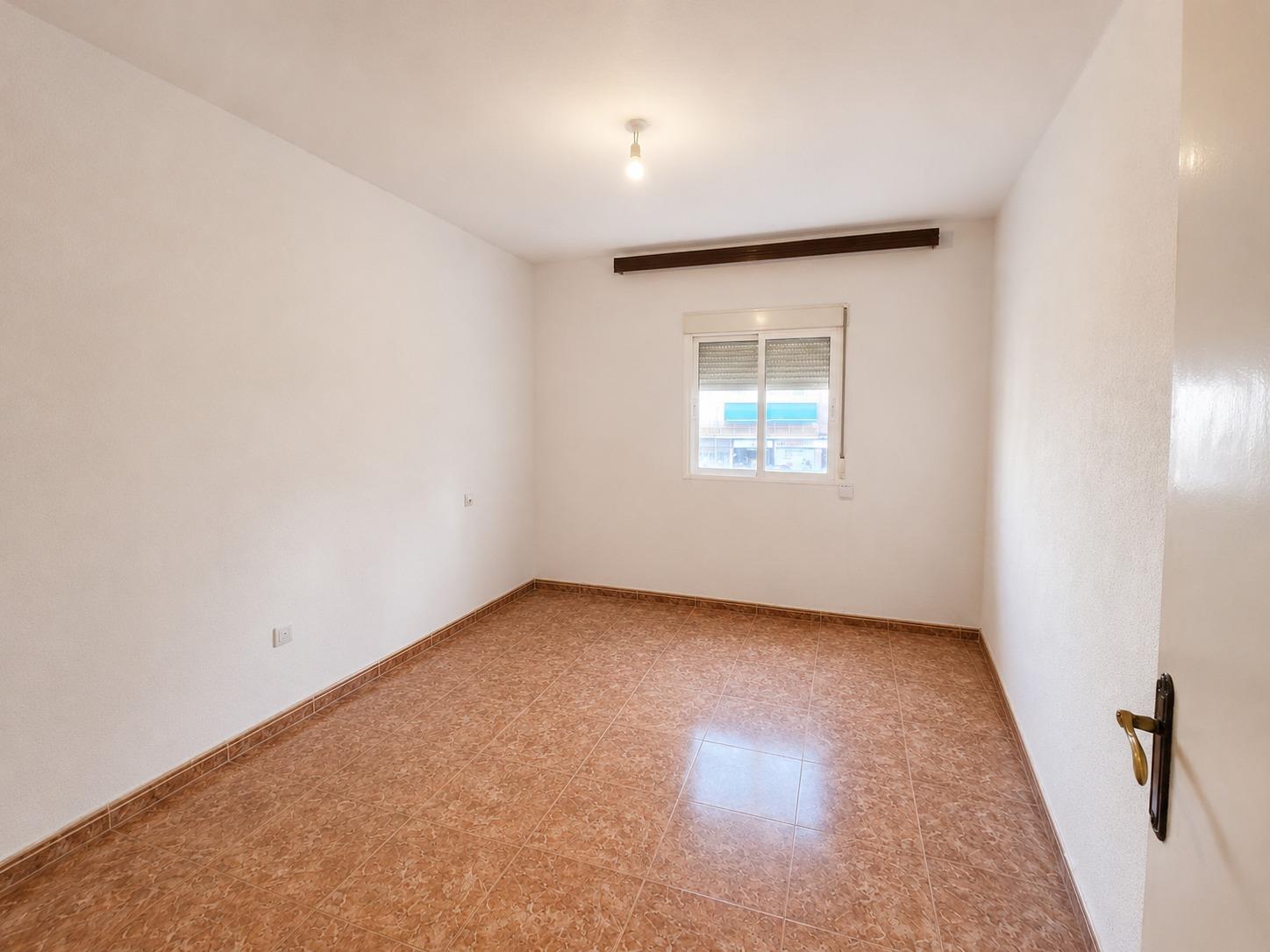 Piso en Venta con 3 habitaciones, salón, baño y patio de 40 m2 en Vía Carpetana, Madrid