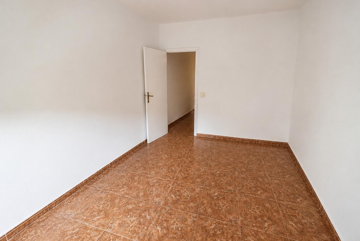 Piso en Venta con 3 habitaciones, salón, baño y patio de 40 m2 en Vía Carpetana, Madrid