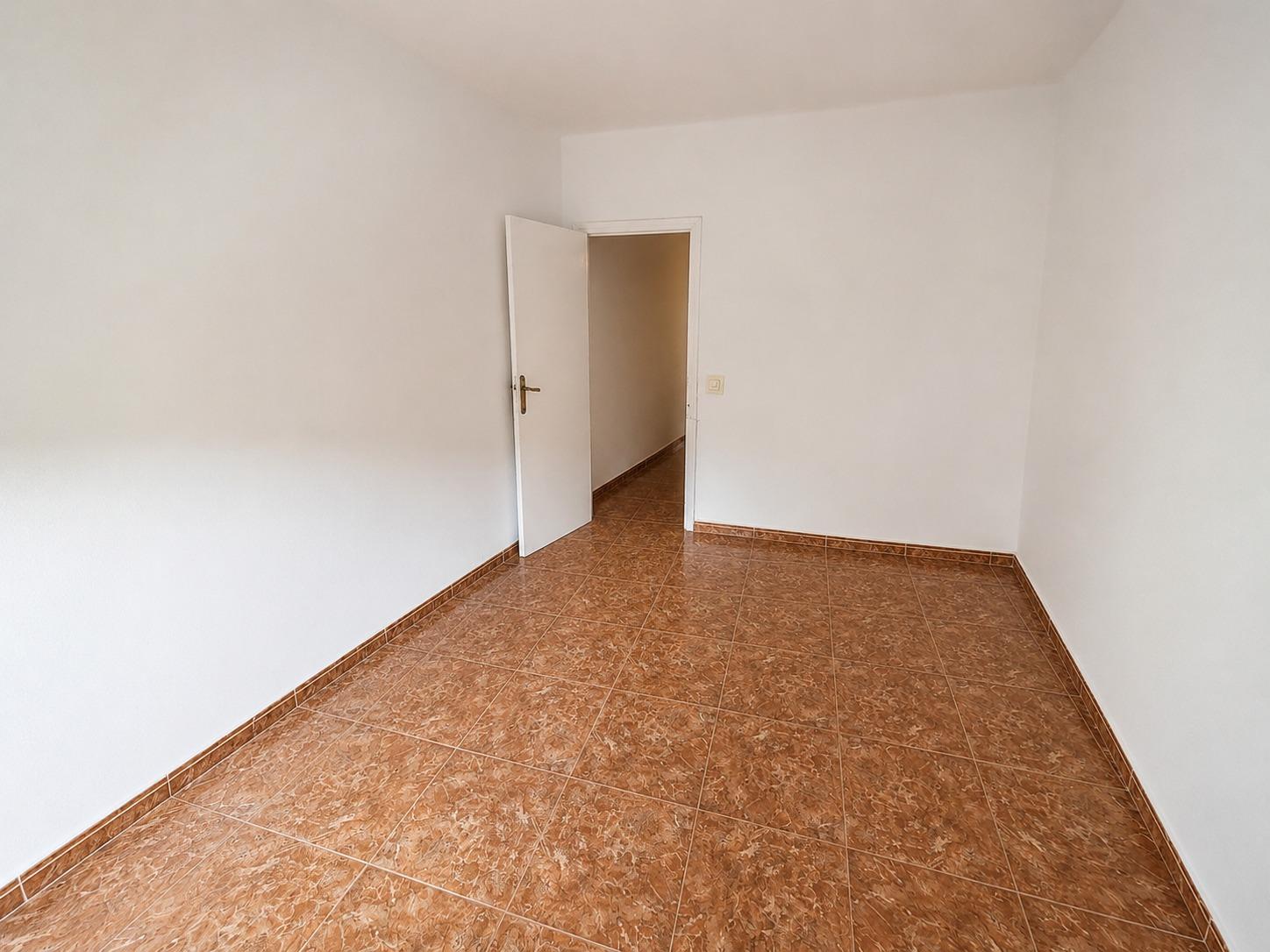 Piso en Venta con 3 habitaciones, salón, baño y patio de 40 m2 en Vía Carpetana, Madrid