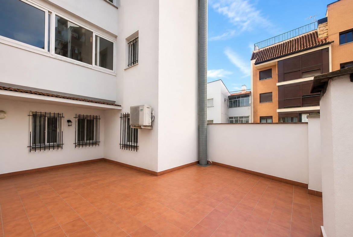 Piso en Venta con 3 habitaciones, salón, baño y patio de 40 m2 en Vía Carpetana, Madrid