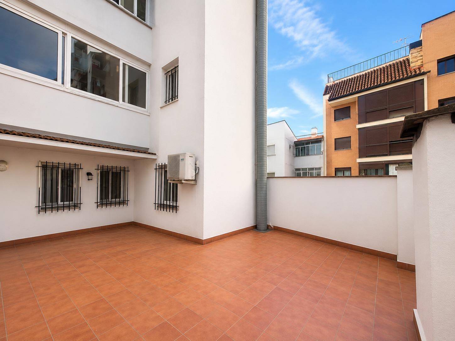 Piso en Venta con 3 habitaciones, salón, baño y patio de 40 m2 en Vía Carpetana, Madrid