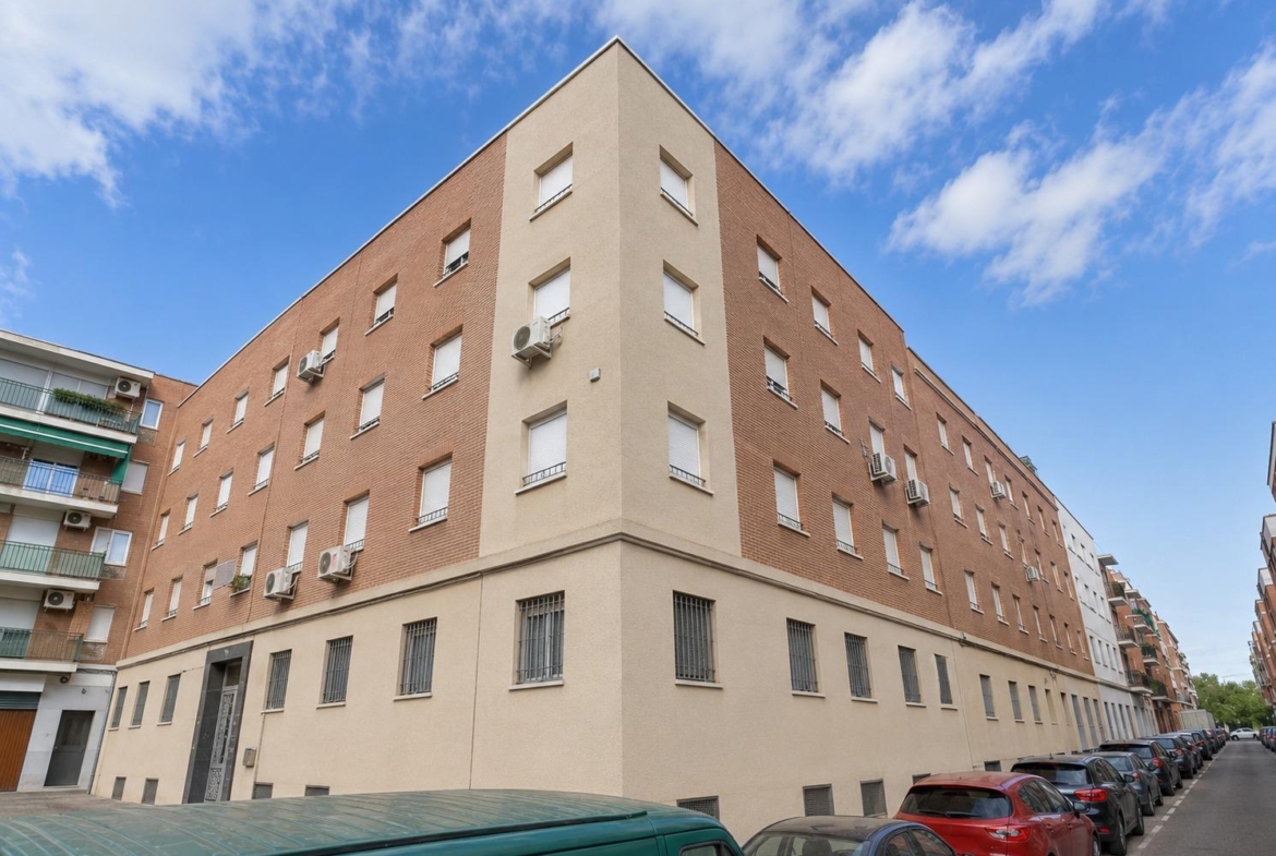 Piso en Venta con 3 habitaciones, salón, baño y patio de 40 m2 en Vía Carpetana, Madrid