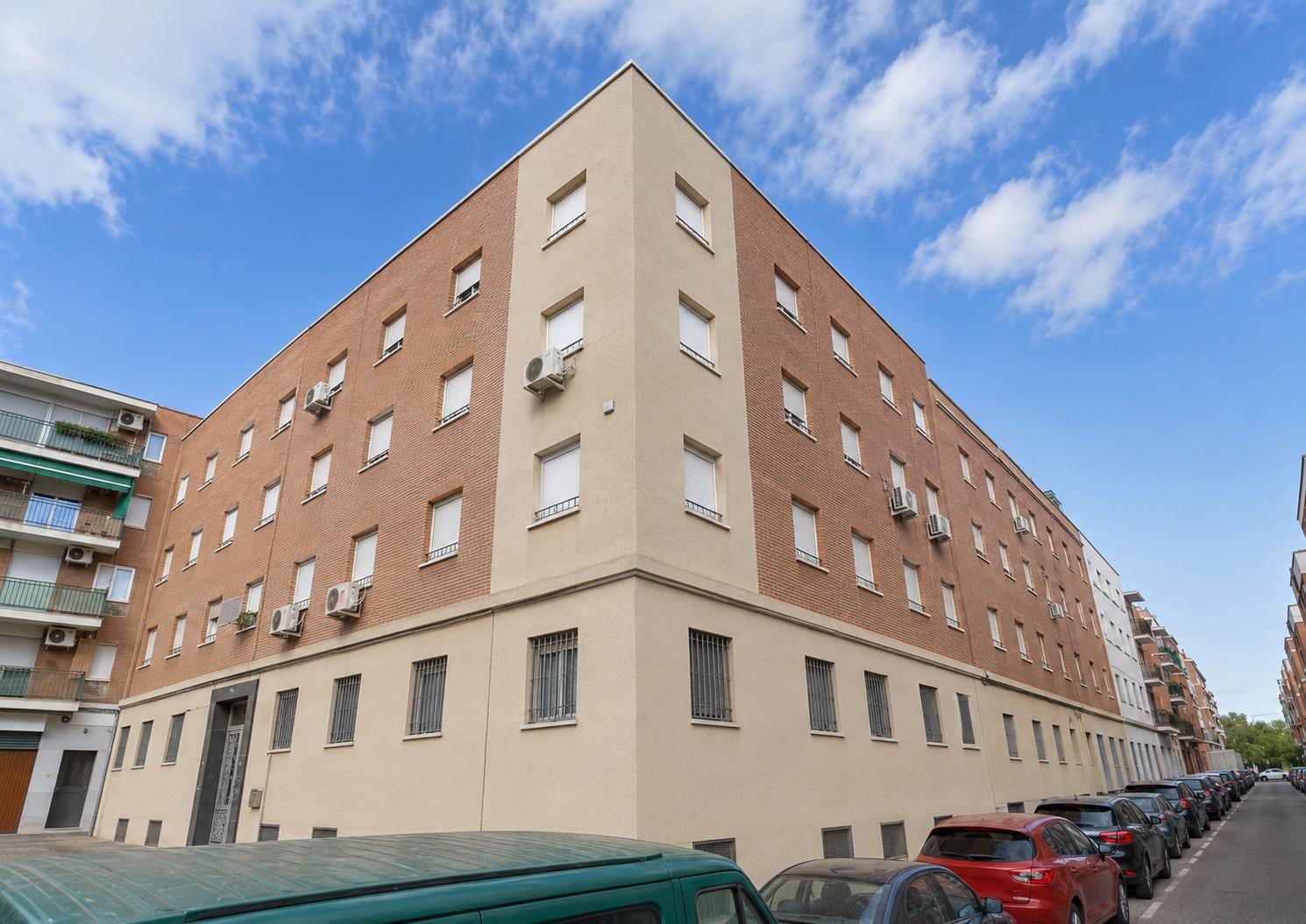Piso en Venta con 3 habitaciones, salón, baño y patio de 40 m2 en Vía Carpetana, Madrid