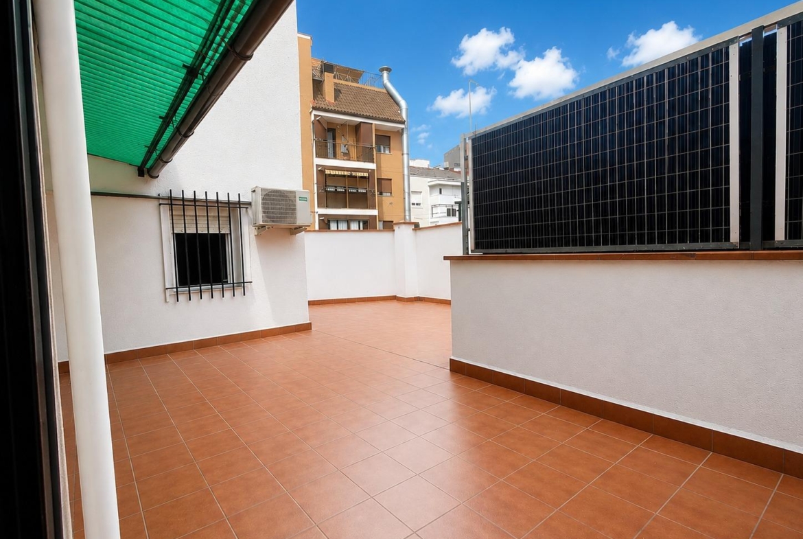 Piso en Venta con 3 habitaciones, salón, baño y patio de 40 m2 en Vía Carpetana, Madrid