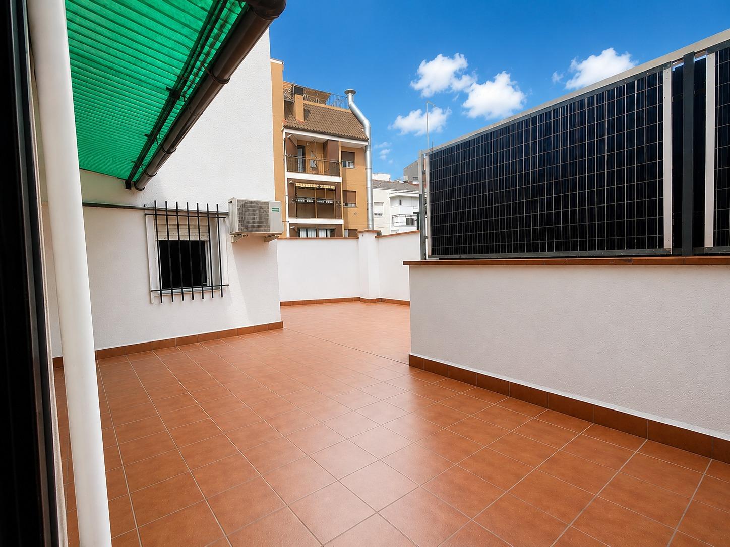 Piso en Venta con 3 habitaciones, salón, baño y patio de 40 m2 en Vía Carpetana, Madrid