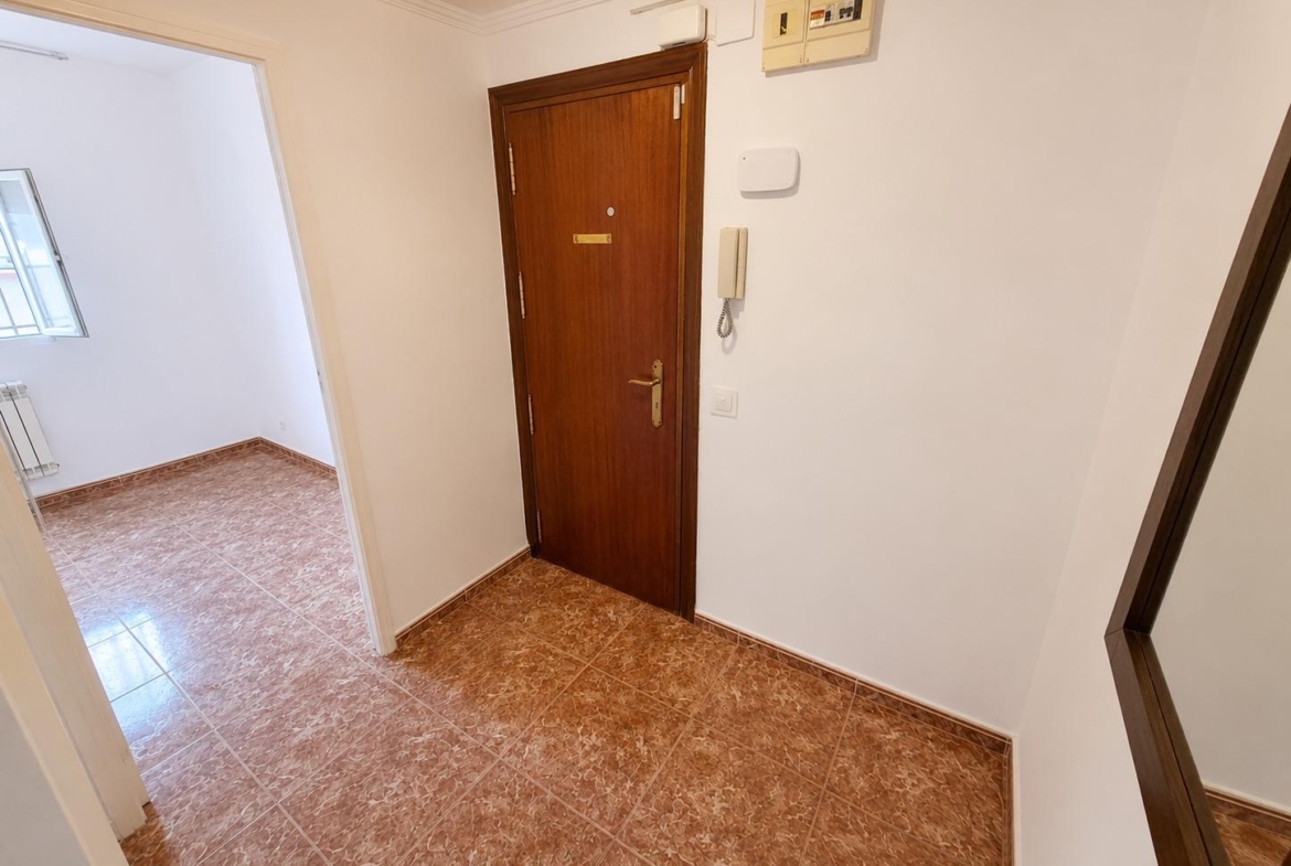 Piso en Venta con 3 habitaciones, salón, baño y patio de 40 m2 en Vía Carpetana, Madrid