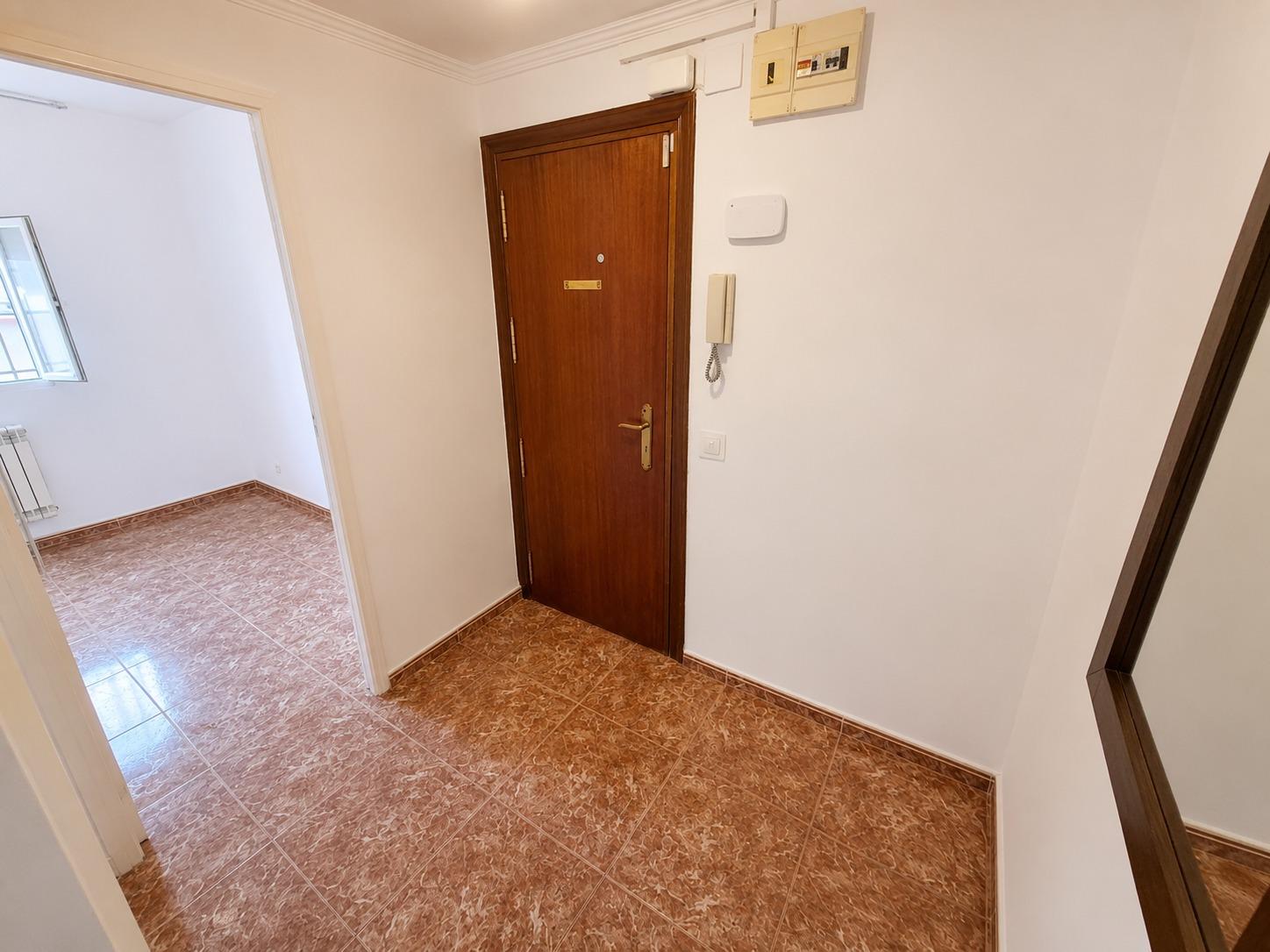 Piso en Venta con 3 habitaciones, salón, baño y patio de 40 m2 en Vía Carpetana, Madrid