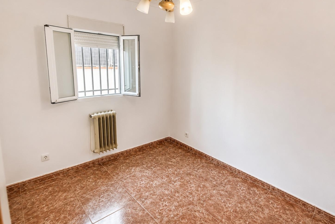 Piso en Venta con 3 habitaciones, salón, baño y patio de 40 m2 en Vía Carpetana, Madrid