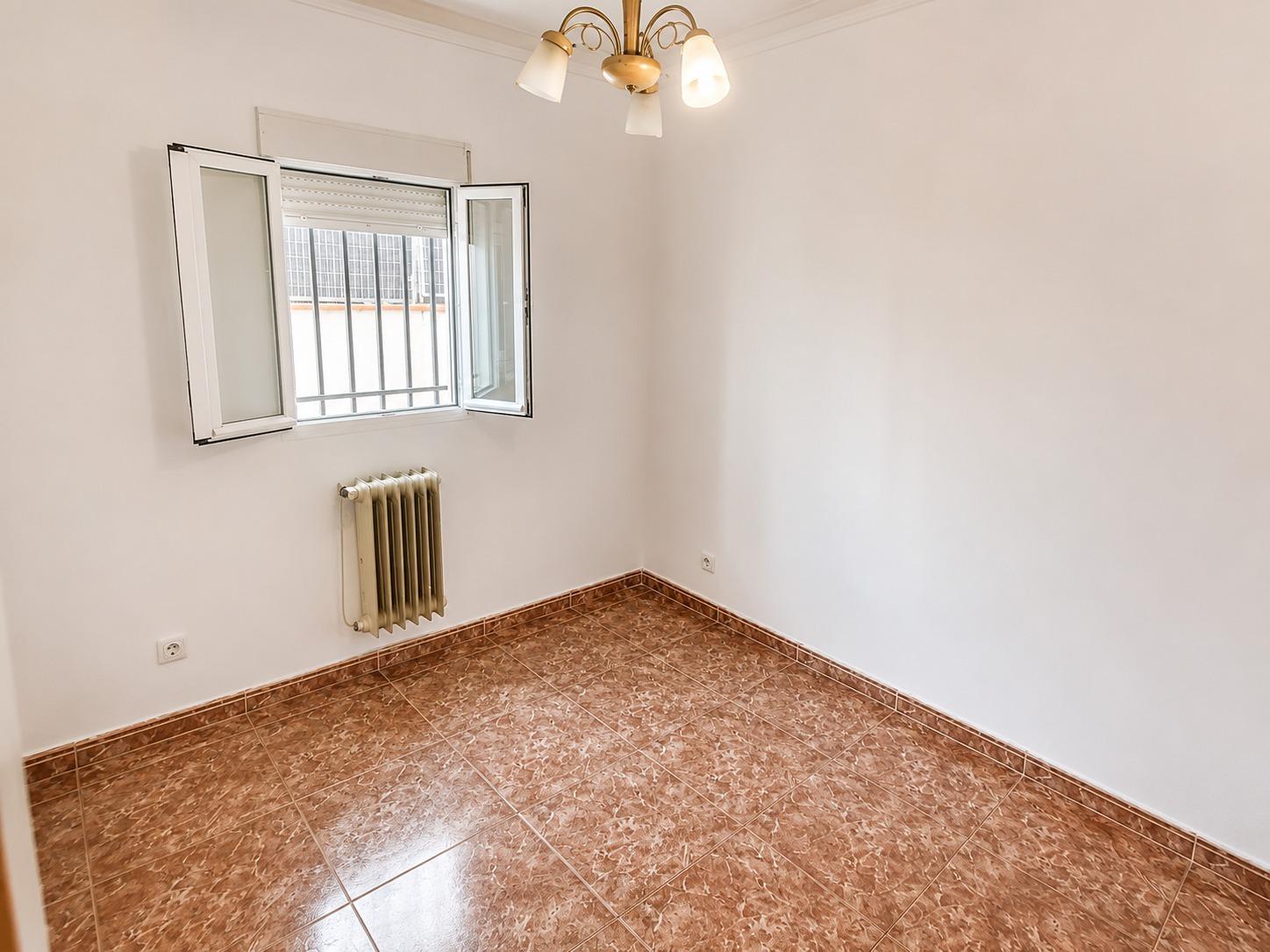 Piso en Venta con 3 habitaciones, salón, baño y patio de 40 m2 en Vía Carpetana, Madrid