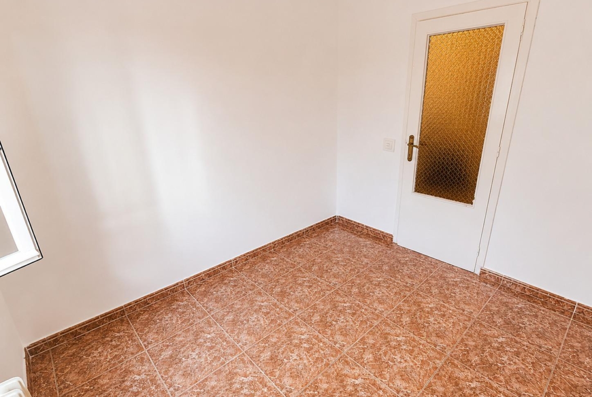 Piso en Venta con 3 habitaciones, salón, baño y patio de 40 m2 en Vía Carpetana, Madrid