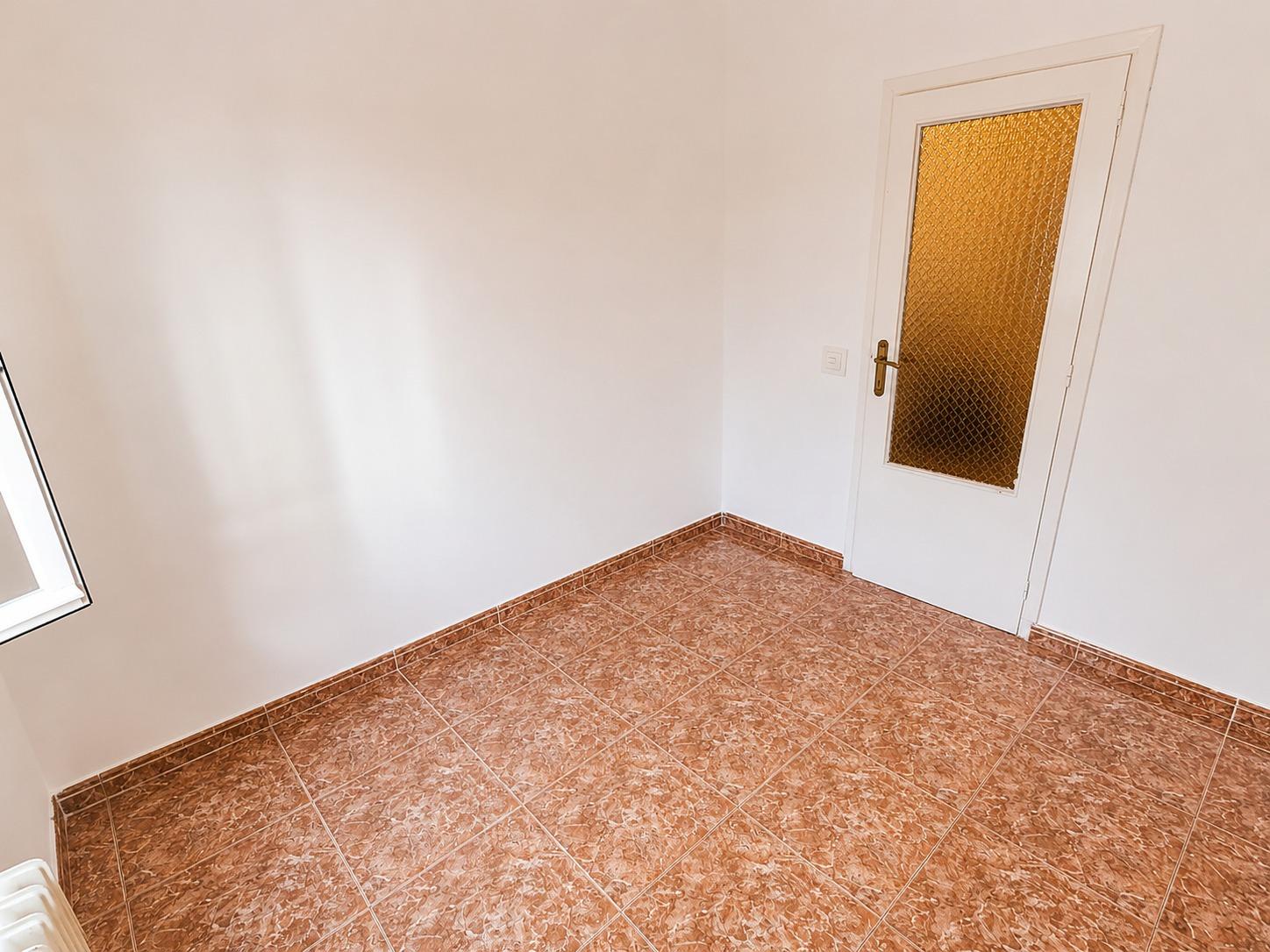 Piso en Venta con 3 habitaciones, salón, baño y patio de 40 m2 en Vía Carpetana, Madrid