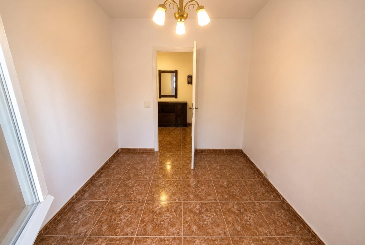 Piso en Venta con 3 habitaciones, salón, baño y patio de 40 m2 en Vía Carpetana, Madrid