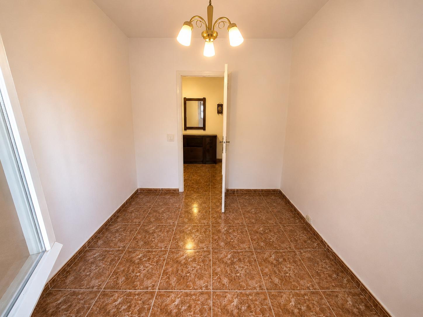 Piso en Venta con 3 habitaciones, salón, baño y patio de 40 m2 en Vía Carpetana, Madrid