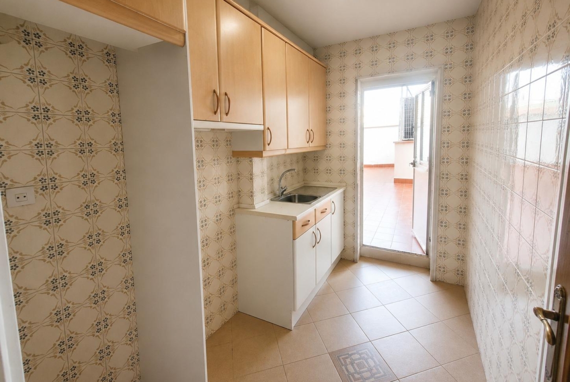 Piso en Venta con 3 habitaciones, salón, baño y patio de 40 m2 en Vía Carpetana, Madrid