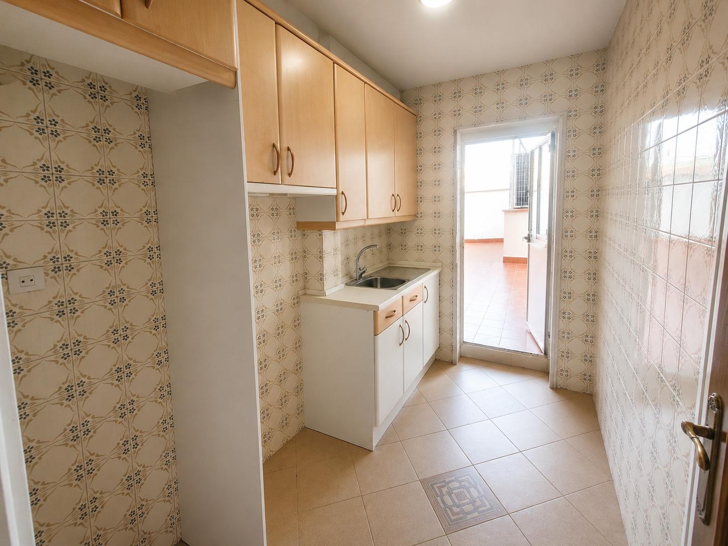 Piso en Venta con 3 habitaciones, salón, baño y patio de 40 m2 en Vía Carpetana, Madrid
